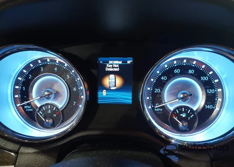 2013 Chrysler 300 Motown z USA, uszkodzony, nr VIN 2C3CCAAG4DH727041